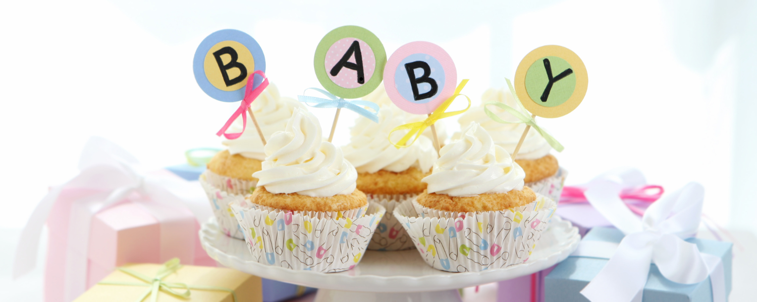 Baby -tekstillä koristellut baby shower muffinit